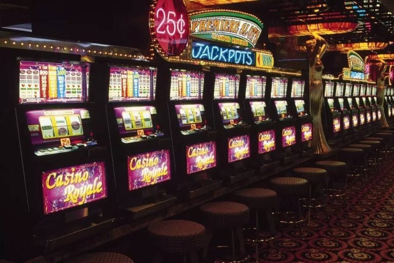 Filipino player enjoying live baccarat on slotph casino mobile interface